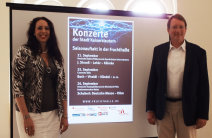 Bürgermeisterin Dr. Susanne Wimmer-Leonhardt und Dr. Christoph Dammann geben einen Einblick in die Konzertsaison 2014/2015. © Stadt Kaiserslautern 