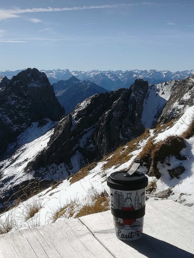 Der Lautrer KaffeeBecher in den Alpen bei Mittenwald. © Ingrid Zell / Stadtbildpflege Kaiserslautern