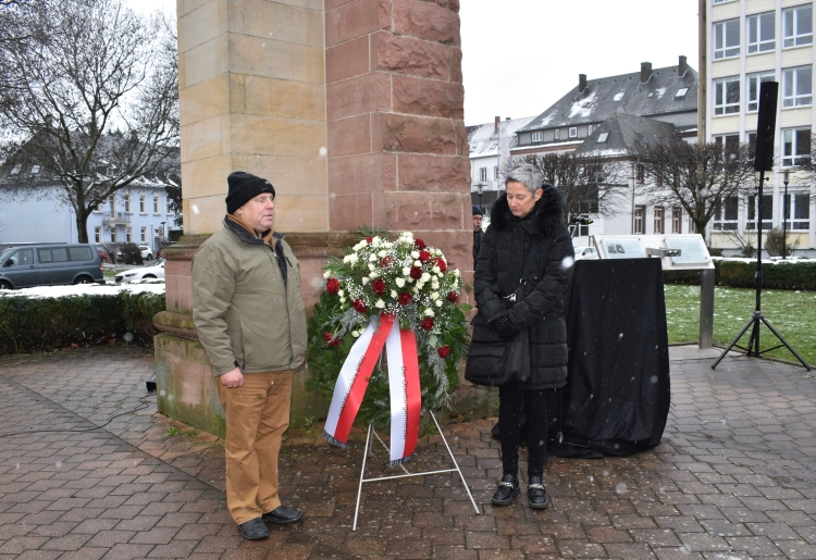 Auf dem Bild ist Bürgermeisterin Beate Kimmel gemeinsam mit Igor Tabatschnik von der Jüdischen Kultusgemeinde der Rheinpfalz zu sehen. © Stadt Kaiserslautern