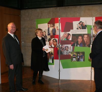 Ausstellungeröffnung mit Joachim Färber, Ruth Leppla und Oberbürgermeister Dr. Klaus Weichel (vlnr)