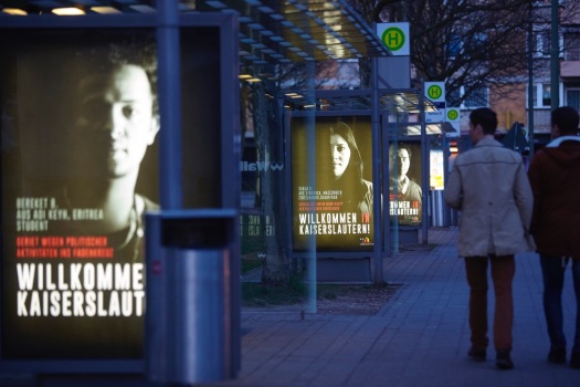 Die Plakate der Kampagne Willkommen in Kaiserslautern sind seit gestern überall in der Stadt zu sehen - hier an der Bushaltestelle Rathaus in der Fruchthallstraße.  © Thomas Brenner