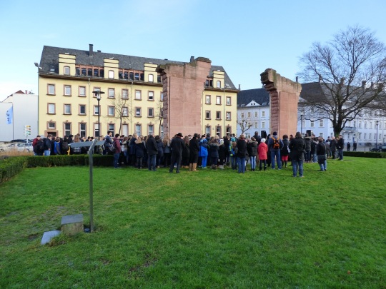 Rund 400 Personen gedachten heute Morgen auf dem Synagogenplatz der Opfer des Nationalsozialismus.  © Stadt Kaiserslautern