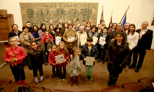 36 neue Mitbürger bekamen gestern Abend im Pfalzgrafensaal von Oberbürgermeister Dr. Klaus Weichel ihre Einbürgerungsurkunde überreicht.  © Isabelle Girard de Soucanton 