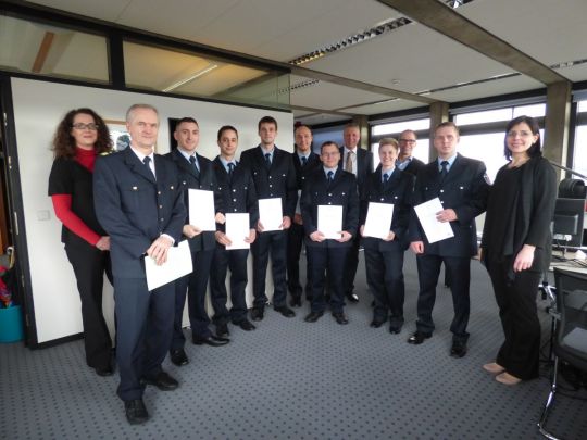 Die 7 neuen Brandmeister bei der offiziellen Benennung zu Lebenszeitbeamten durch den Beigeordneten Peter Kiefer © Stadt Kaiserslautern
