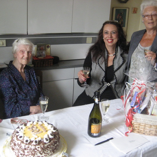 Bürgermeisterin Dr. Susanne Wimmer-Leonhardt (Mitte) überbrachte der Jubilarin Elisabetha Schöfer (links) zu ihrem 108. Geburtstag persönlich die Glückwünsche