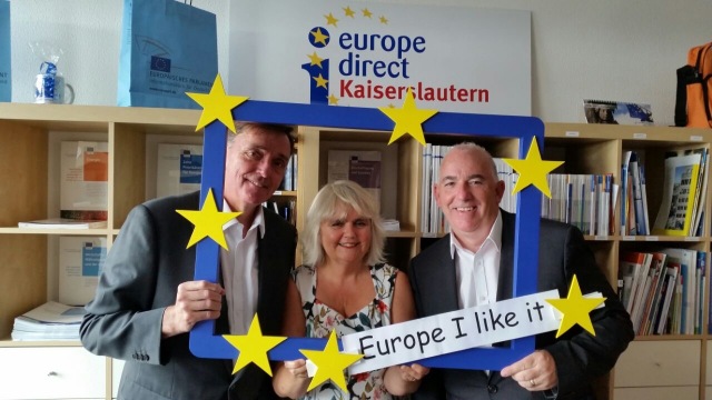 Sir Robin Wales, Jane Sherwood und Kim Bromley-Derry beim Besuch im Europa Direkt Informationszentrum.  © Stadt Kaiserslautern