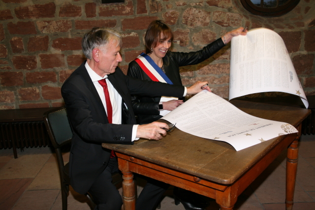 OB Klaus Weichel und Bürgermeistern Frédérique Macarez beim Unterzeichnen der Partnerschaftsurkunde. © Dieter Retter