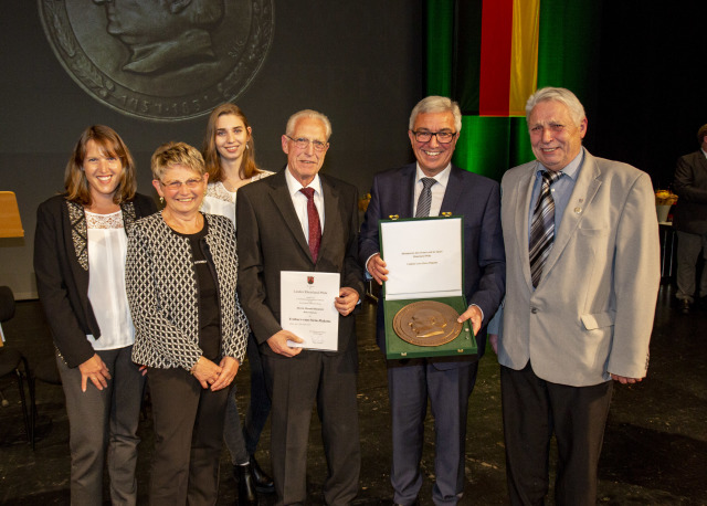 Oswald Henrich wurde zur Verleihung von seiner Familie begleitet. Rechts neben ihm Innenminister Roger Lewentz.  © view - die agentur / MDI
