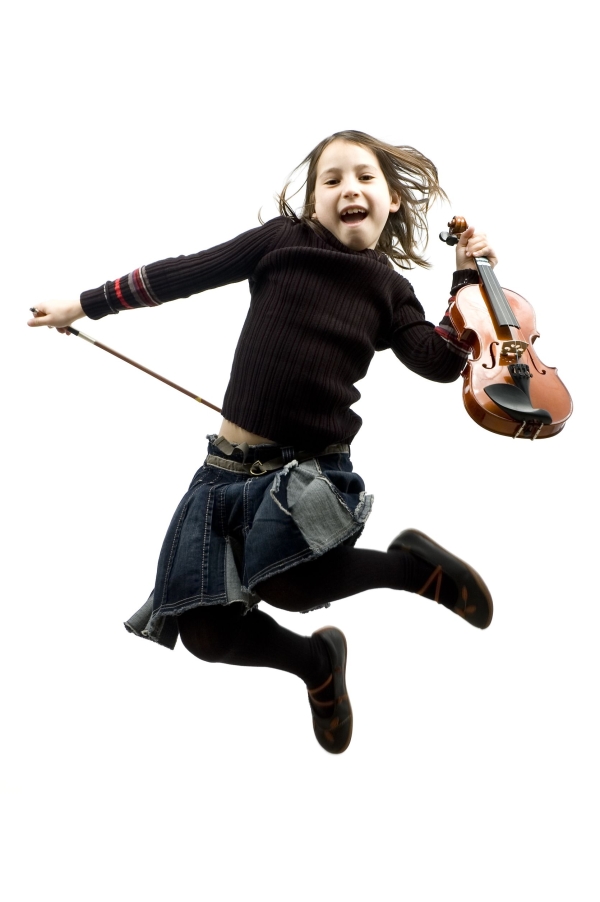 Mädchen mit Geige macht Luftsprung