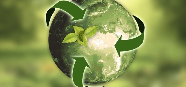 Erde vor grünem Hintegrund. Erde ist grün und wird von drei Pfeilen umschlossen, die wie das Recycling-Symbol angeordnet sind umschlossen.