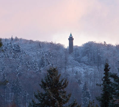 Blick auf den winterlichen Humbergturm.