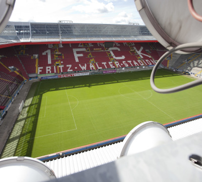 Blick vom Dach des Fritz-Walter-Stadions auf den Rasen