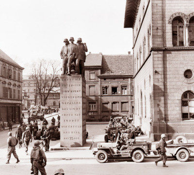Soldiers of the 3rd US Army at the 23rd monument in front of the Fruchthalle. Taken on 21/03/1945