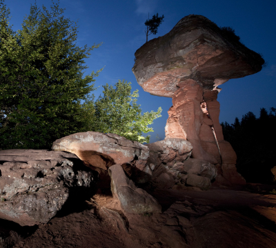 Night shot of the 'Teufelstisch' (Devil's Table) at the Dahn Rockland.