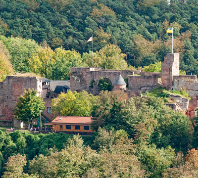 Ein Blick vom Bismarckturm auf die Burg Nanstein bei Landstuhl