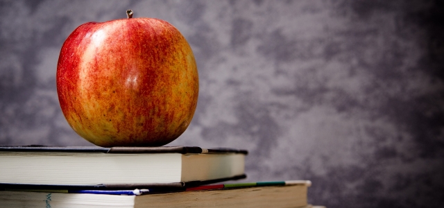 Apfel auf Bücherstapel