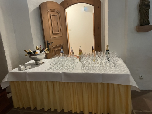 Mit Gläsern und Flaschen bestückter Tisch beim Sektempfang im Foyer des Casimirschlosses.