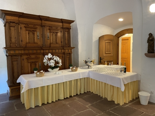 Das Foyer des Casimirschlosses beim Sektempfang, Blick auf den Tisch mit Gläsern und Flaschen.