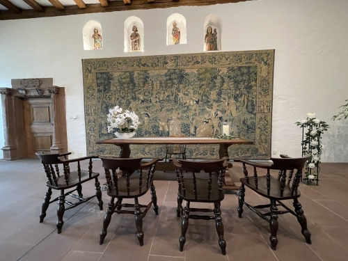 Der Trautisch mit vier Stühlen steht im Pfalzgrafensaal vor dem großen Gobelin.