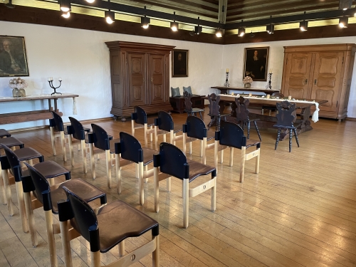 Blick ins bestuhlte Turmzimmer mit Trautisch.