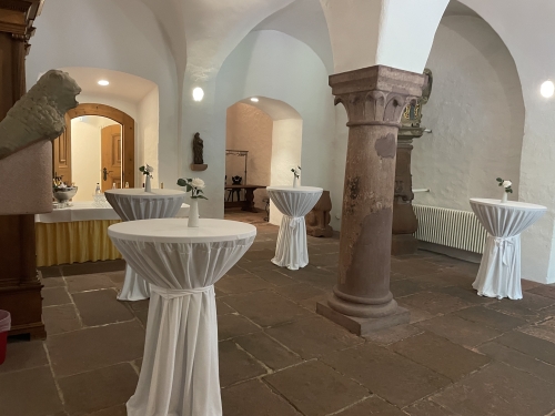 Das Foyer des Casimirschlosses mit vier weiß verkleideten Stehtischen. 