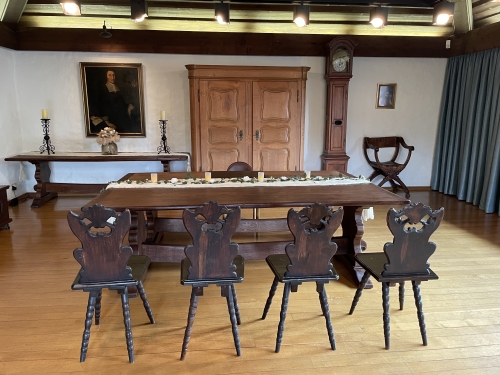 Das Turmzimmer des Casimirschlosses. In der Mitte steht der Trautisch mit vier Stühlen.