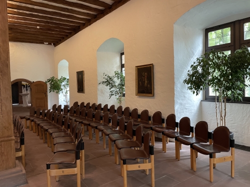 Der hintere Teil des Pfalzgrafensaals mit vier Stuhlreihen. 
