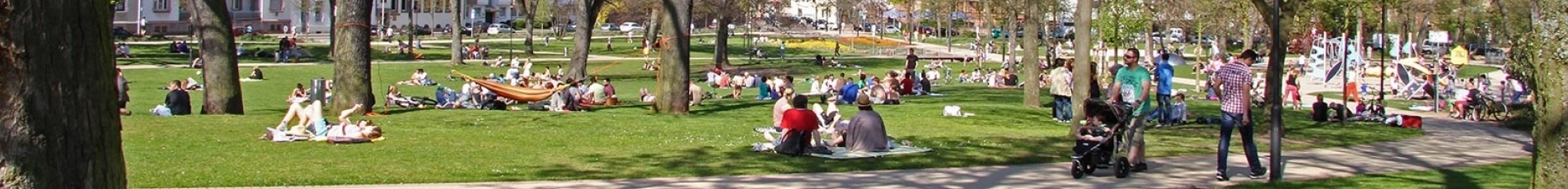 Viele Lautrer und Touristen sonnen sich auf den Wiesen des Stadtparks. Ob bei einem guten Buch, Musik oder auf dem Spielplatz, hier ist das volle Leben.