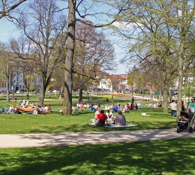 Viele Lautrer und Touristen sonnen sich auf den Wiesen des Stadtparks. Ob bei einem guten Buch, Musik oder auf dem Spielplatz, hier ist das volle Leben.