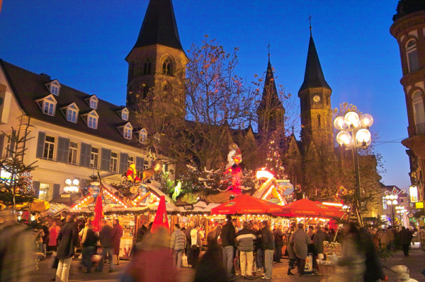 Der Weihnachtsmarkt vor der Stiftskirche