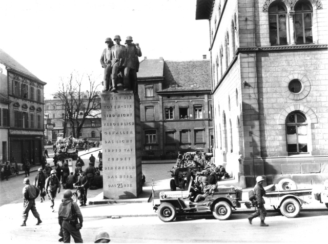 Das 23er Denkmal umgeben von amerikanischen Soldaten im Jar 1945. © Stadtarchiv