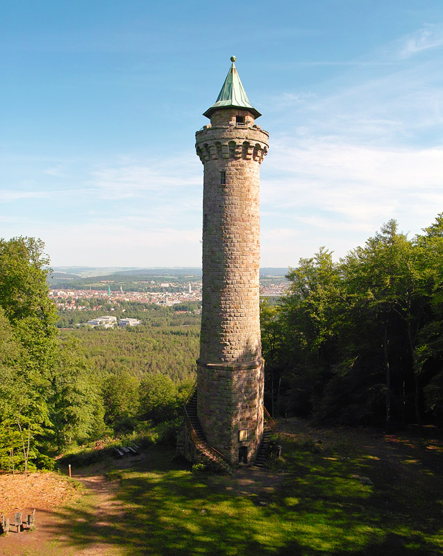 Der begehbare Humbergturm schaut vom Berg aus bei gutem Wetter auf Kaiserslautern hinab.