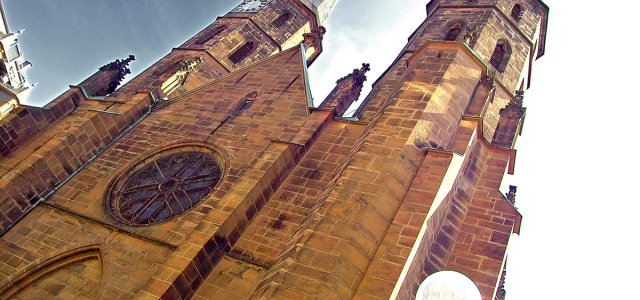 Frontportal der Stiftskirche aus der Froschperspektive