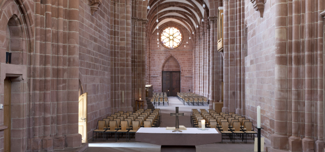 Die Aufnahme im Inneren der Stiftskirche zeigt einen Blick von hinter dem Altar in den Innenraum der Kirche