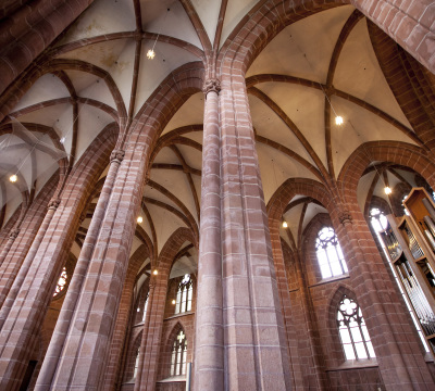 Eine Aufnahme im Innenraum der Stiftskirche, die in Richtung Decke zeigt. 