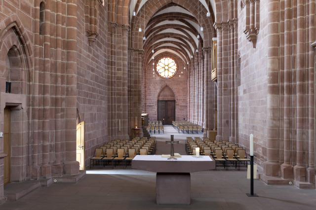 Die Aufnahme im Inneren der Stiftskirche zeigt einen Blick von hinter dem Altar in den Innenraum der Kirche © view - die agentur