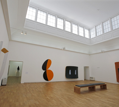 Die Aufnahme zeigt einen Ausstellungsraum der Pfalzgalerie mit verschiedenen Kunstwerken.