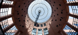 Rotunde des Pfalztheaters aus der Froschperspektive