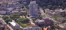 Die Stadt von oben: Ein Blick aus dem Hubschrauber auf das Rathaus, die Fruchthalle und das Pfalztheater. Die Ansicht geht bis zur Kammgarn hin. © Stadt Kaiserslautern