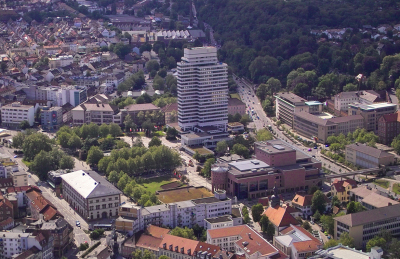 Die Stadt von oben: Ein Blick aus dem Hubschrauber auf das Rathaus, die Fruchthalle und das Pfalztheater. Die Ansicht geht bis zur Kammgarn hin.