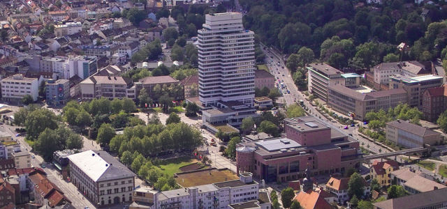 Die Stadt von oben: Ein Blick aus dem Hubschrauber auf das Rathaus, die Fruchthalle und das Pfalztheater. Die Ansicht geht bis zur Kammgarn hin.