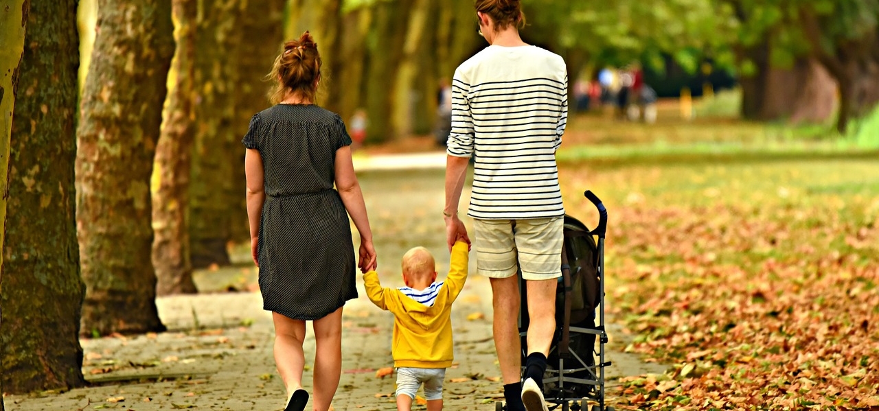 Kleine Familie mit Kleinkind beim Spaziergang