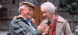 Ein Blick auf ein älteres Ehepaar das sich auf einer Holzbank ausruht