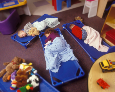 Drei schlafende Kinder in einem Kindergarten