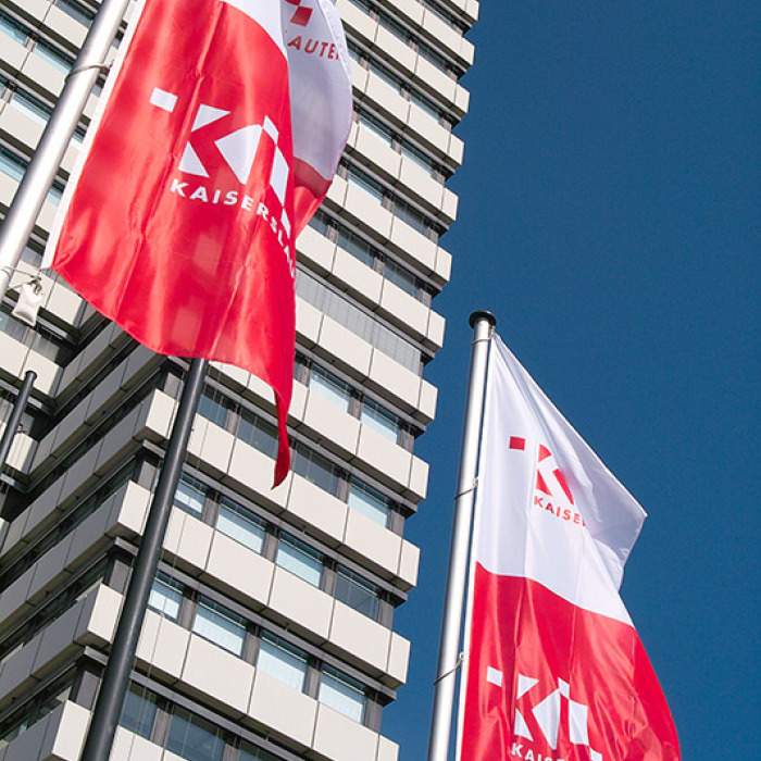 2 Kaiserslauterer Fahnen vor Rathaus Kaiserslautern - Hochformatfahnen zweigeteilt: rotes Logo auf weißem Grund und weißes Logo auf rotem Grund