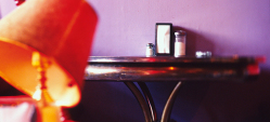 Blick auf einen altmodischen Schirmlampe und einen rustikalen runden Tisch 