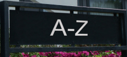 Metalltafel mit den Buchstaben A bis Z