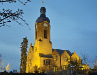 die Protestantische Kirche Siegelbach bei Nachtbeleuchtung