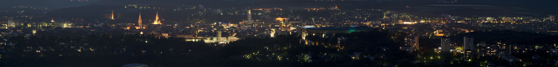 Panorama über Kaiserslautern bei Nacht.