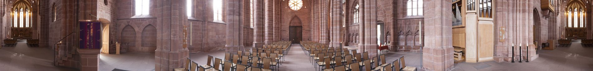 Ein Panorama mit der Innenansicht der Stiftskirche.